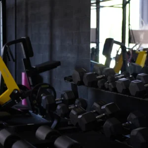 máquinas pesas en gimnasia